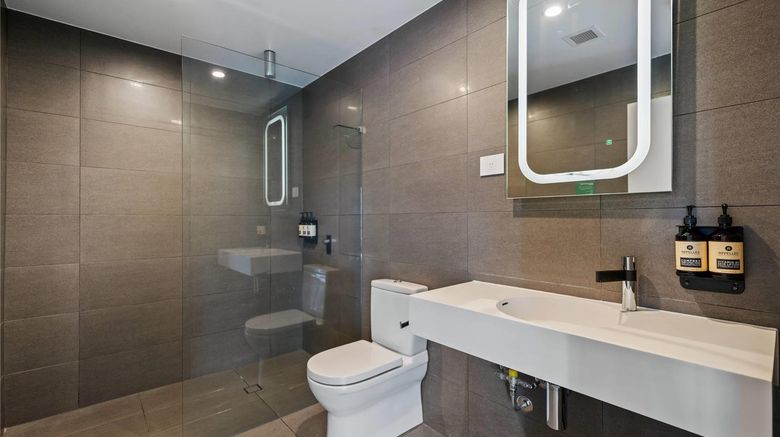 <b>The Kingsford, an Ascend Hotel Room</b>. Images powered by <a href="https://iceportal.shijigroup.com/" title="IcePortal" target="_blank">IcePortal</a>.