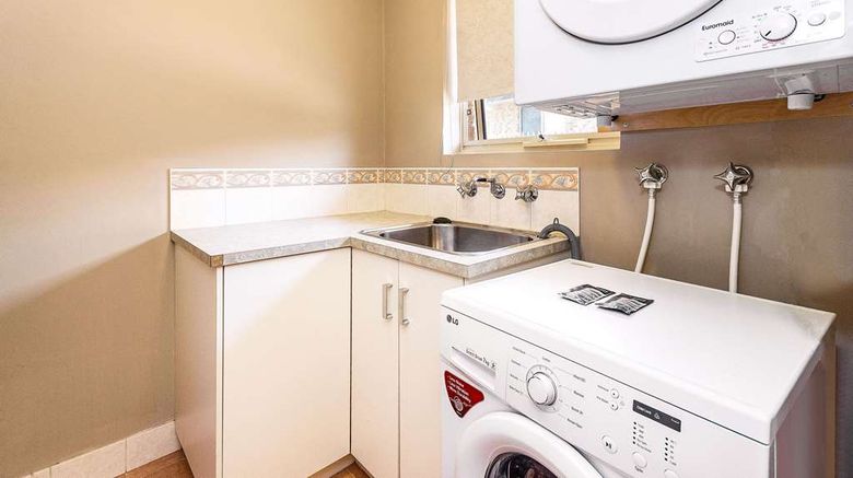 <b>Quality Suites Banksia Gardens Suite</b>. Images powered by <a href="https://iceportal.shijigroup.com/" title="IcePortal" target="_blank">IcePortal</a>.