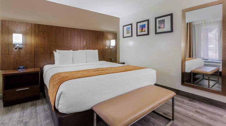 <b>Comfort Suites at Sabino Canyon Room</b>. Images powered by <a href="https://iceportal.shijigroup.com/" title="IcePortal" target="_blank">IcePortal</a>.