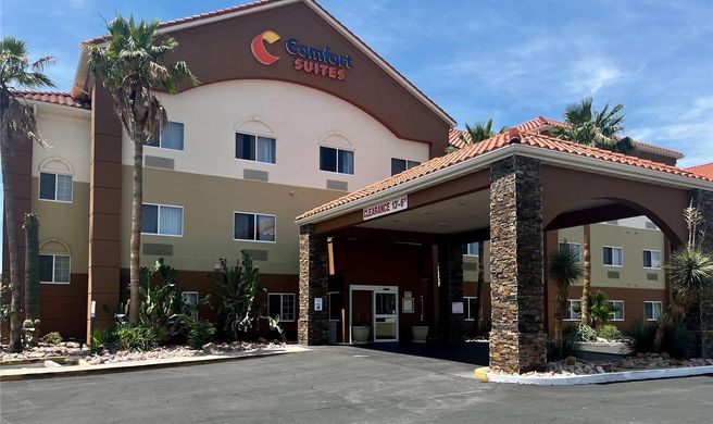 Comfort Suites Peoria Sports Complex Exterior