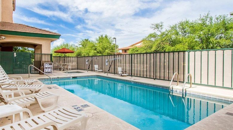 <b>Comfort Inn & Suites Pool</b>. Images powered by <a href="https://iceportal.shijigroup.com/" title="IcePortal" target="_blank">IcePortal</a>.