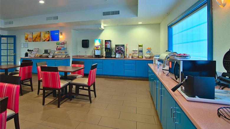 <b>Comfort Inn & Suites Restaurant</b>. Images powered by <a href="https://iceportal.shijigroup.com/" title="IcePortal" target="_blank">IcePortal</a>.