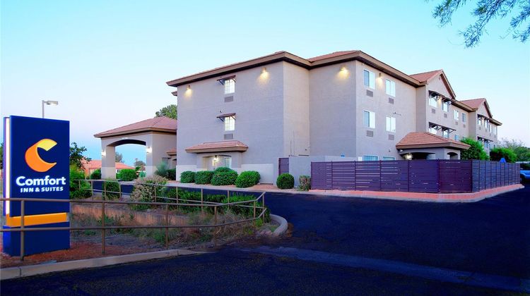 Comfort Inn & Suites Exterior