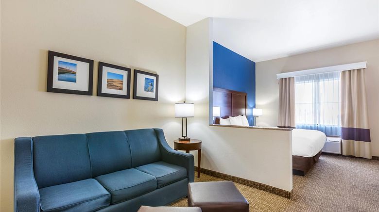 <b>Comfort Inn & Suites Suite</b>. Images powered by <a href="https://iceportal.shijigroup.com/" title="IcePortal" target="_blank">IcePortal</a>.