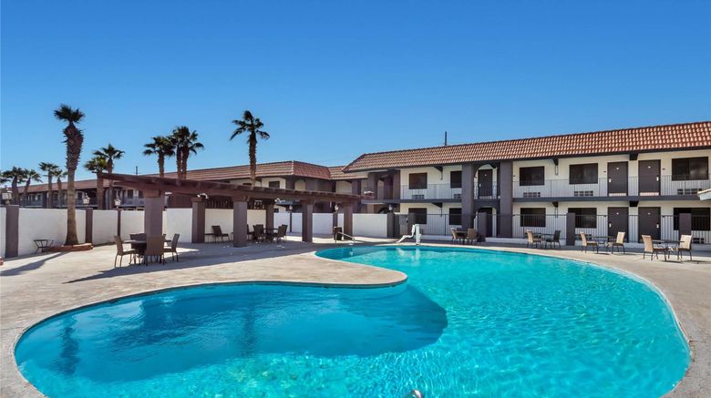 <b>Quality Inn & Suites Pool</b>. Images powered by <a href="https://iceportal.shijigroup.com/" title="IcePortal" target="_blank">IcePortal</a>.