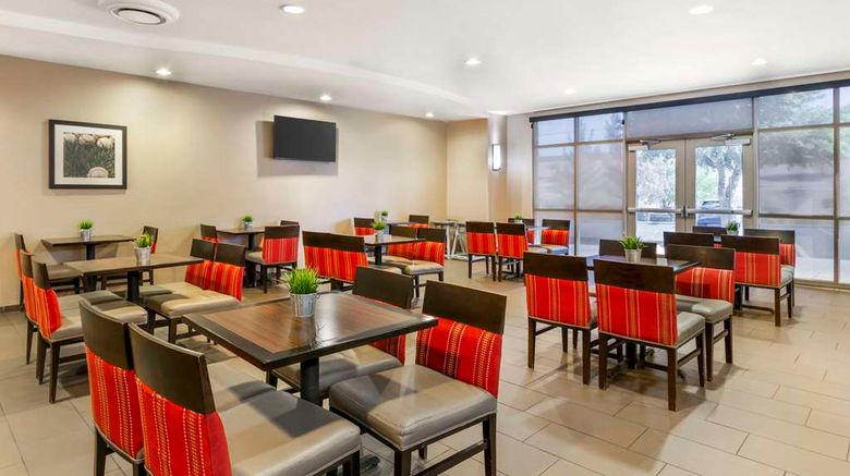 <b>Comfort Suites Restaurant</b>. Images powered by <a href="https://iceportal.shijigroup.com/" title="IcePortal" target="_blank">IcePortal</a>.