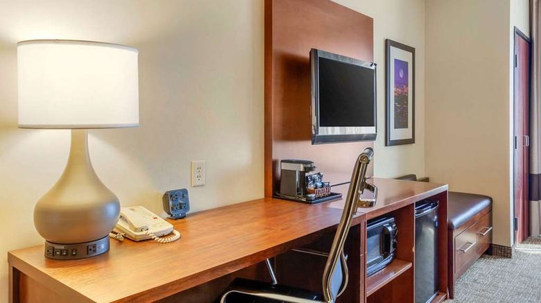 <b>Comfort Suites Suite</b>. Images powered by <a href="https://iceportal.shijigroup.com/" title="IcePortal" target="_blank">IcePortal</a>.