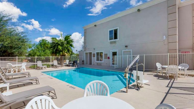 <b>Comfort Inn Pool</b>. Images powered by <a href="https://iceportal.shijigroup.com/" title="IcePortal" target="_blank">IcePortal</a>.