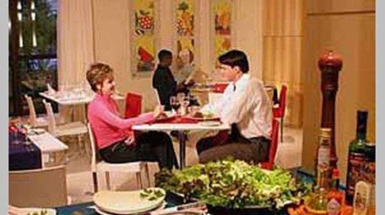 <b>Comfort Suites Brasilia Restaurant</b>. Images powered by <a href="https://iceportal.shijigroup.com/" title="IcePortal" target="_blank">IcePortal</a>.