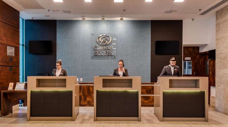 Comfort Suites Vitoria Lobby