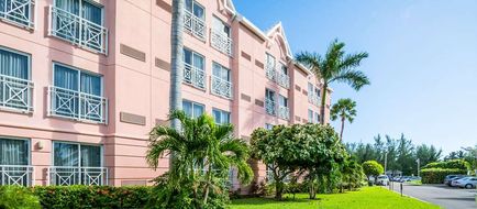 Comfort Suites Paradise Island Exterior