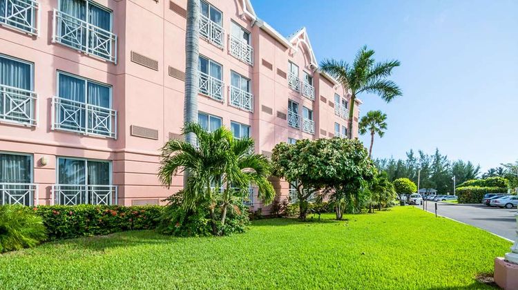 Comfort Suites Paradise Island Exterior