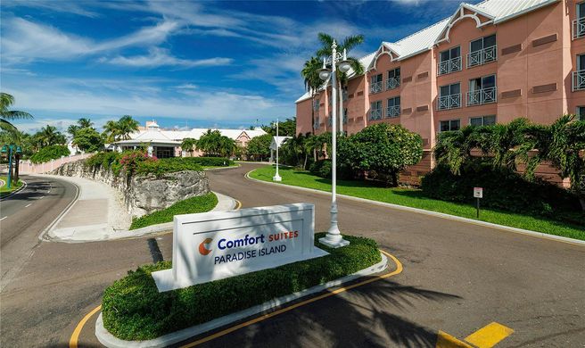 Comfort Suites Paradise Island Exterior