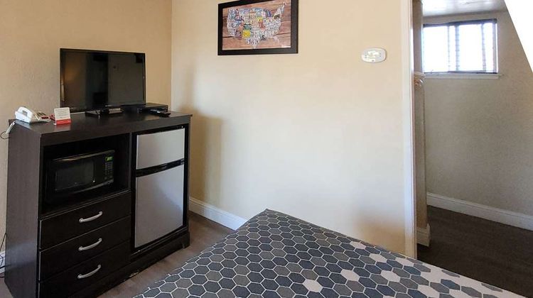 Econo Lodge Room
