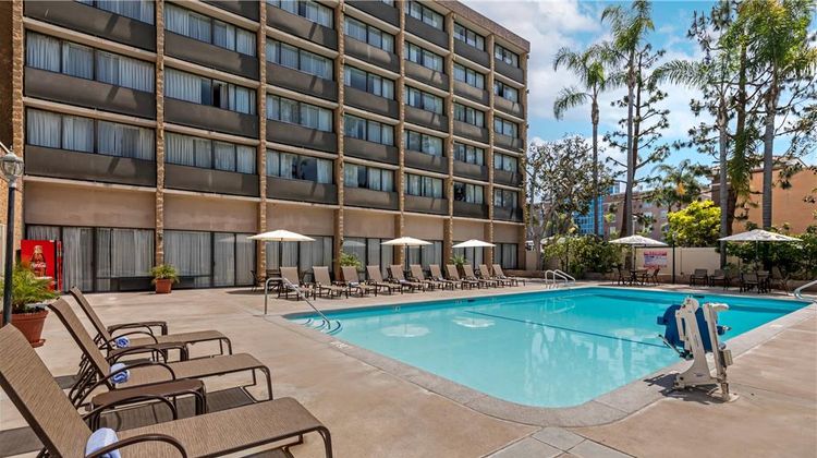 Clarion Hotel Anaheim Resort Pool