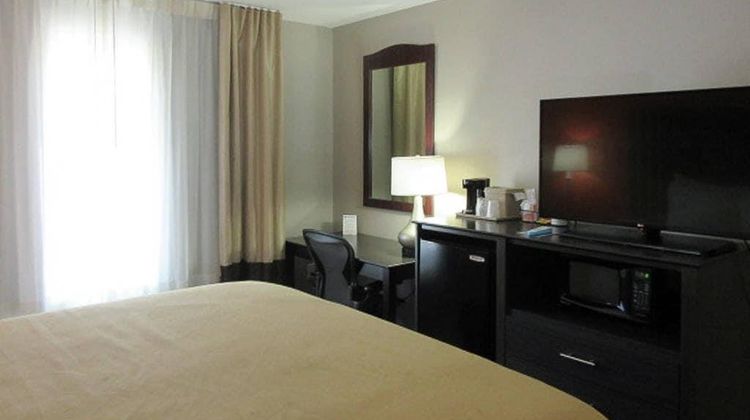 Quality Inn & Suites Fresno Room