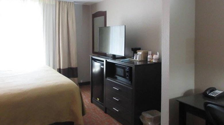 <b>Quality Inn & Suites Fresno Room</b>. Images powered by <a href="https://iceportal.shijigroup.com/" title="IcePortal" target="_blank">IcePortal</a>.