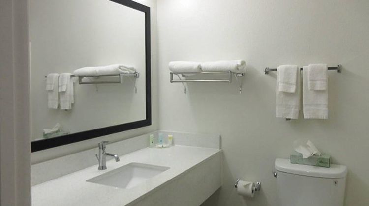 Quality Inn & Suites Fresno Room