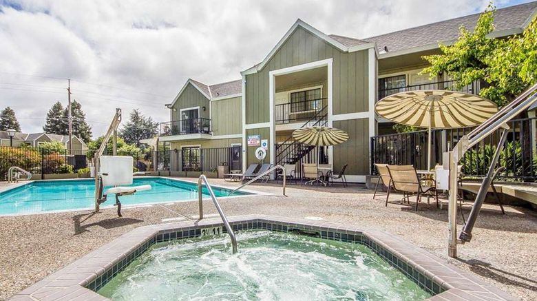 <b>Quality Inn Petaluma-Sonoma Pool</b>. Images powered by <a href="https://iceportal.shijigroup.com/" title="IcePortal" target="_blank">IcePortal</a>.