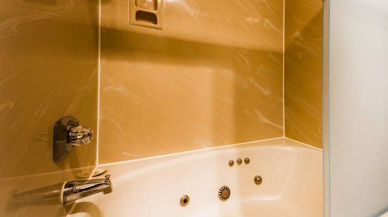 <b>Quality Inn Petaluma-Sonoma Suite</b>. Images powered by <a href="https://iceportal.shijigroup.com/" title="IcePortal" target="_blank">IcePortal</a>.