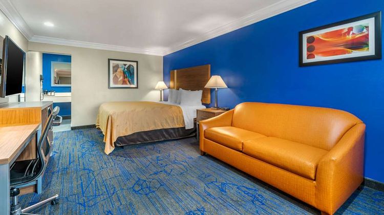 Quality Inn & Suites Suite