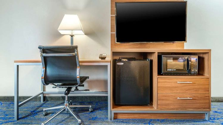 Quality Inn & Suites Suite