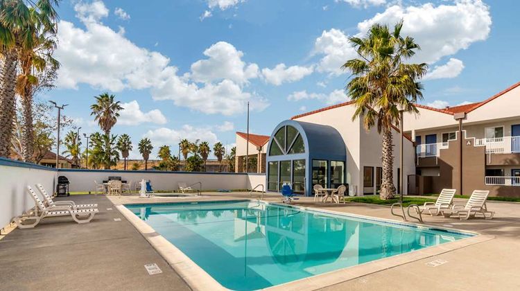 Quality Inn & Suites Pool