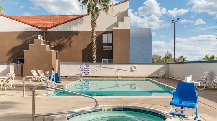 Quality Inn & Suites Pool