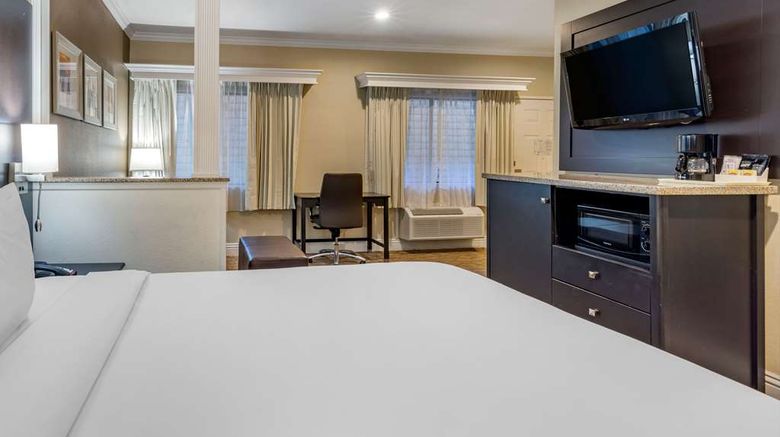 <b>Comfort Inn & Suites Huntington Beach Suite</b>. Images powered by <a href="https://iceportal.shijigroup.com/" title="IcePortal" target="_blank">IcePortal</a>.