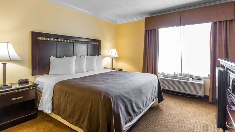 Quality Inn & Suites Bell Gardens Suite