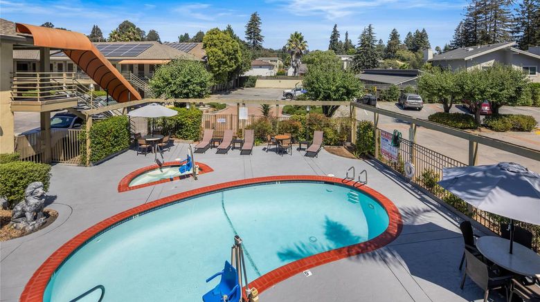 <b>Comfort Inn Pool</b>. Images powered by <a href="https://iceportal.shijigroup.com/" title="IcePortal" target="_blank">IcePortal</a>.