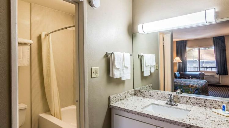 Rodeway Inn Regalodge Room