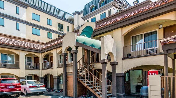 Rodeway Inn Regalodge Exterior