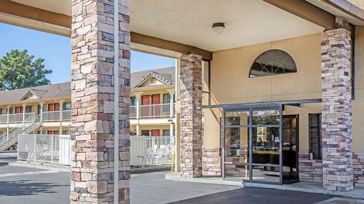 Quality Inn & Suites Exterior