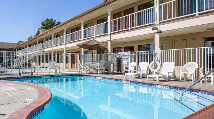 Quality Inn & Suites Pool