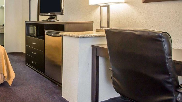 Quality Inn & Suites Suite