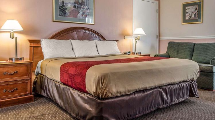 Econo Lodge Suite