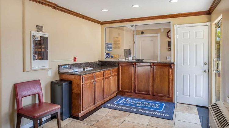 Rodeway Inn and Suites Pasadena Lobby
