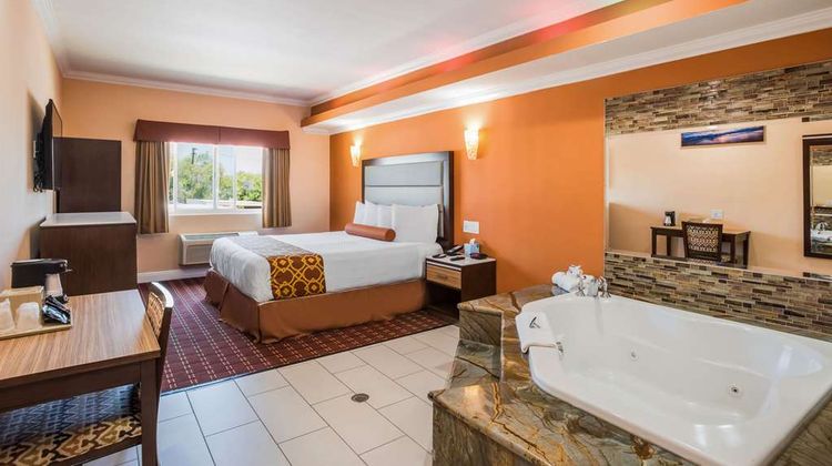Rodeway Inn and Suites Pasadena Room