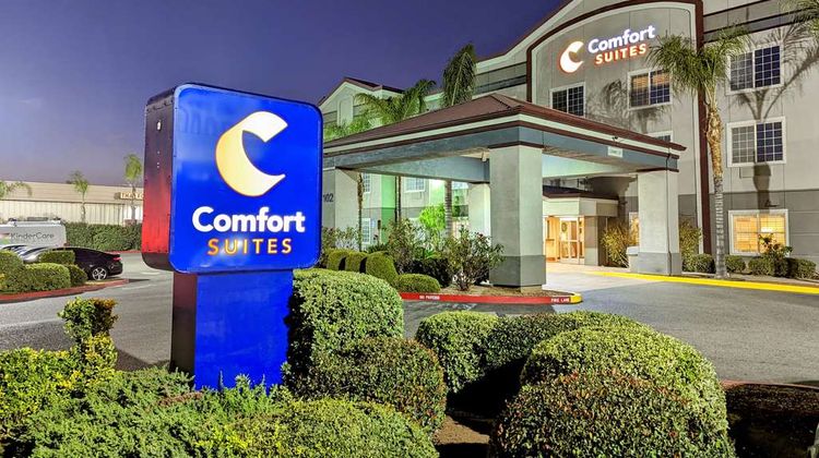 Comfort Suites Exterior