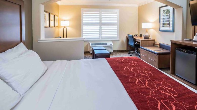<b>Comfort Suites Suite</b>. Images powered by <a href="https://iceportal.shijigroup.com/" title="IcePortal" target="_blank">IcePortal</a>.