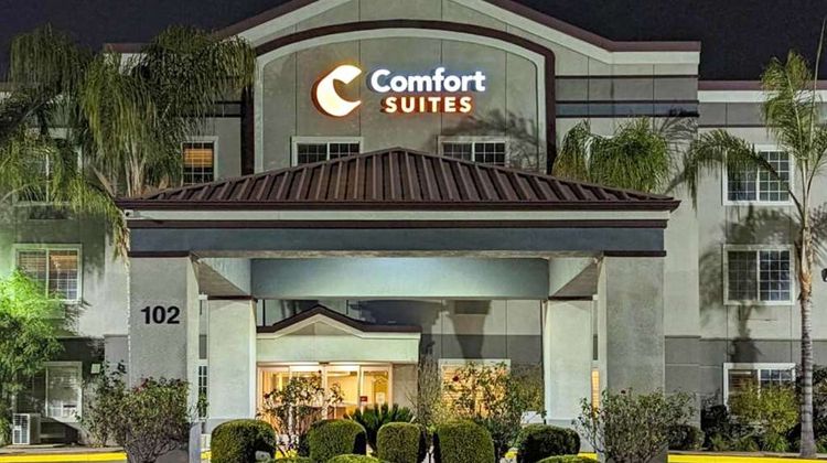 Comfort Suites Exterior