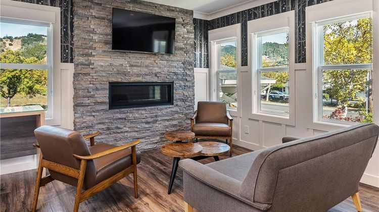 UpValley Inn & Hot Springs, an Ascend Suite
