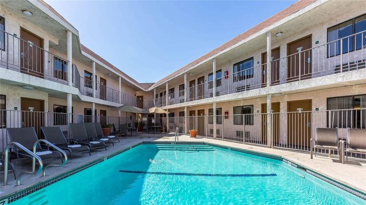 Rodeway Inn Magic Mountain Area Pool