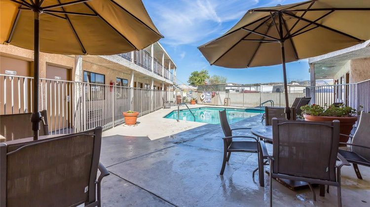 Rodeway Inn Magic Mountain Area Pool
