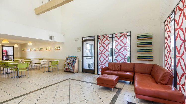 Rodeway Inn Magic Mountain Area Lobby
