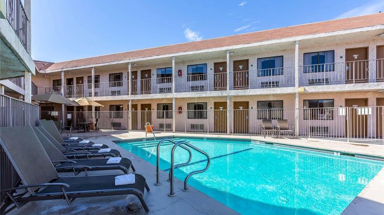 Rodeway Inn Magic Mountain Area Pool