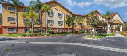 Comfort Suites near Six Flags Magic Mtn Exterior