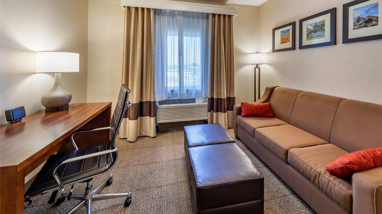 Comfort Suites near Six Flags Magic Mtn Suite