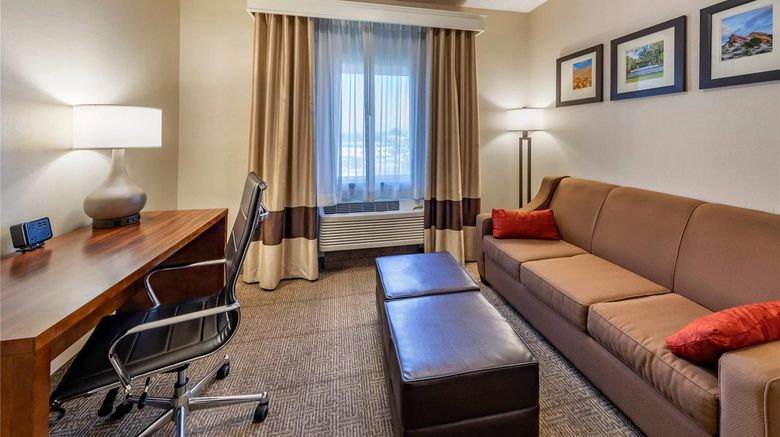 <b>Comfort Suites near Six Flags Magic Mtn Suite</b>. Images powered by <a href="https://iceportal.shijigroup.com/" title="IcePortal" target="_blank">IcePortal</a>.
